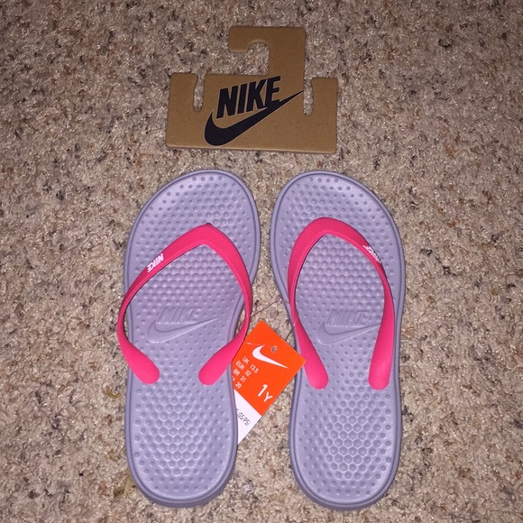girls nike flip flops